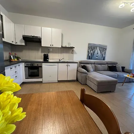 New Deezee Apartment Loborika