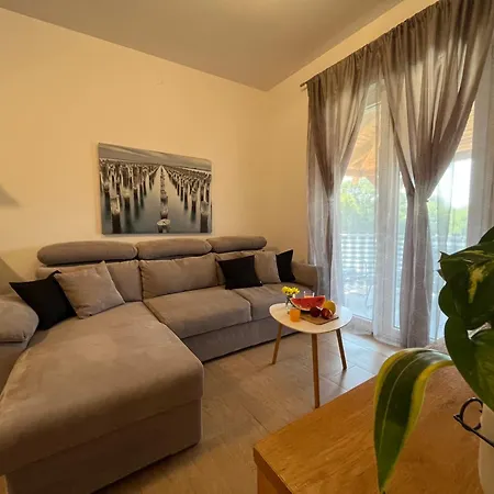 New Deezee Apartment Loborika